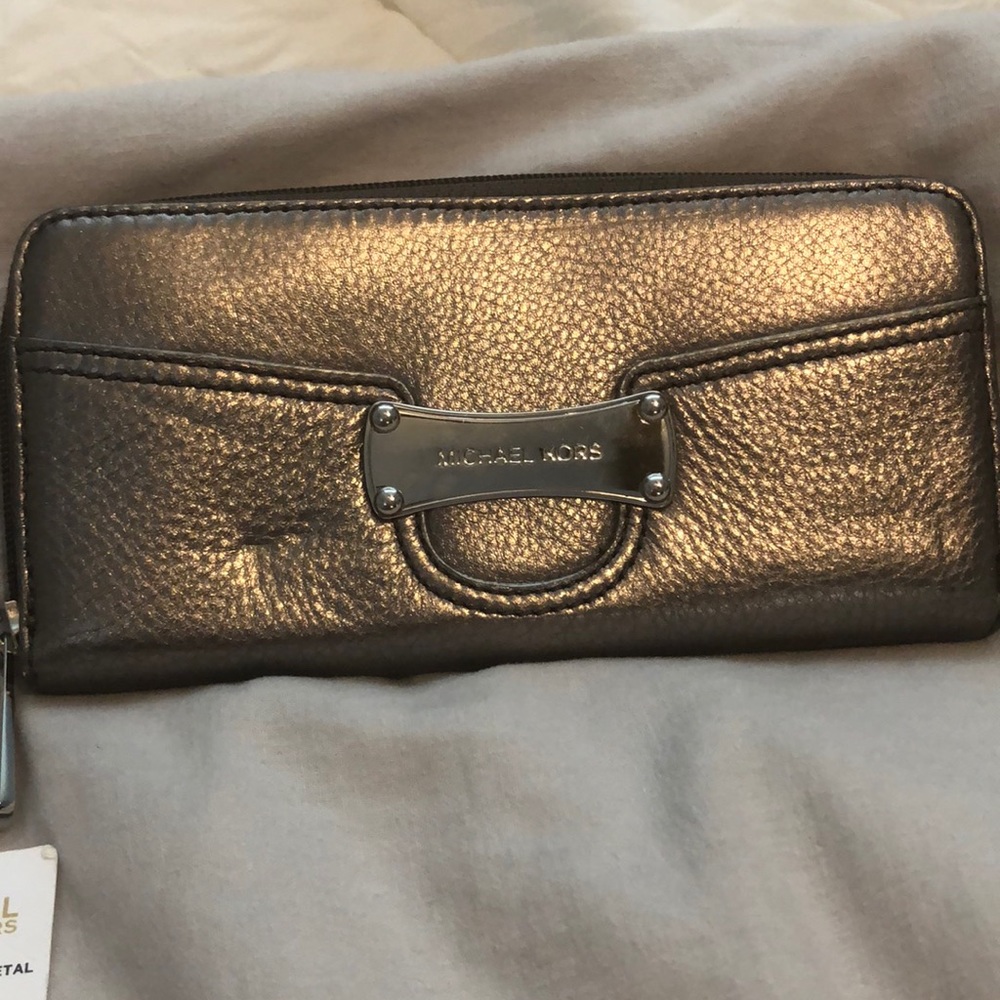 🎉 Michael Kors metallic grey/silver wallet - Picture 2 of 4